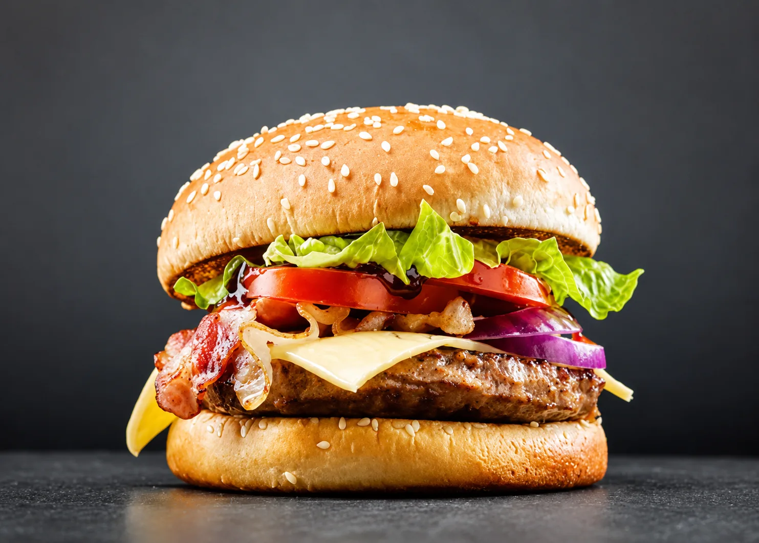 Frisch zubereiteter Burger von Muster Grill